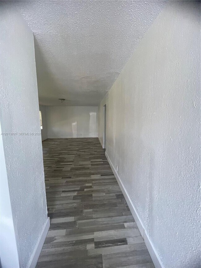 Building Photo - 1532 SW 5th Pl