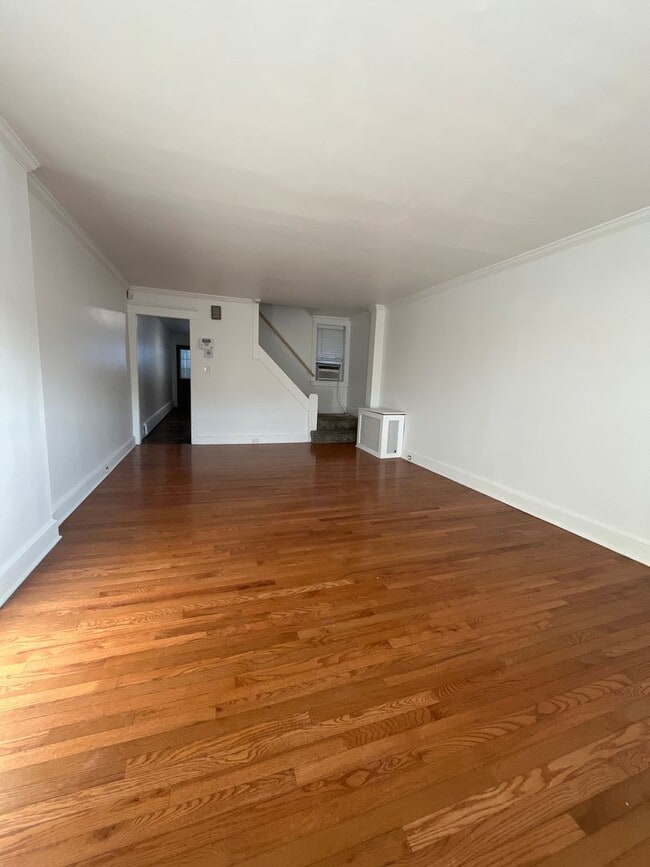 Building Photo - Large, well-maintained 4-bedroom, 1-bathroom row home