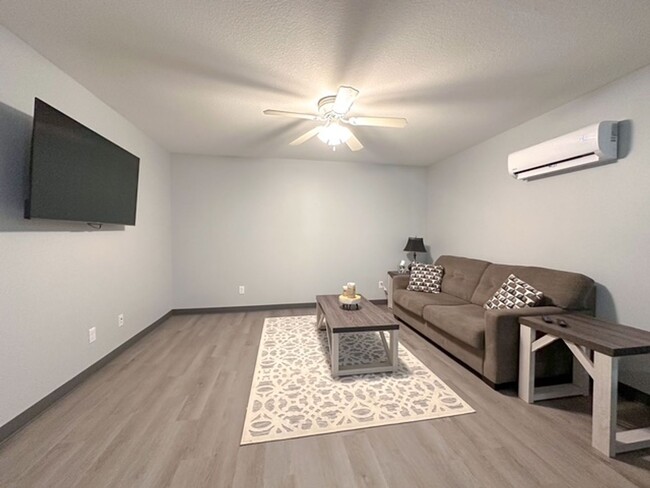Building Photo - Modern 1-bedroom retreat / Walk to Downtown