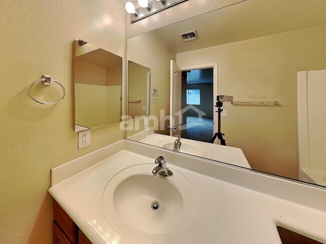 Building Photo - 11337 W Lincoln St