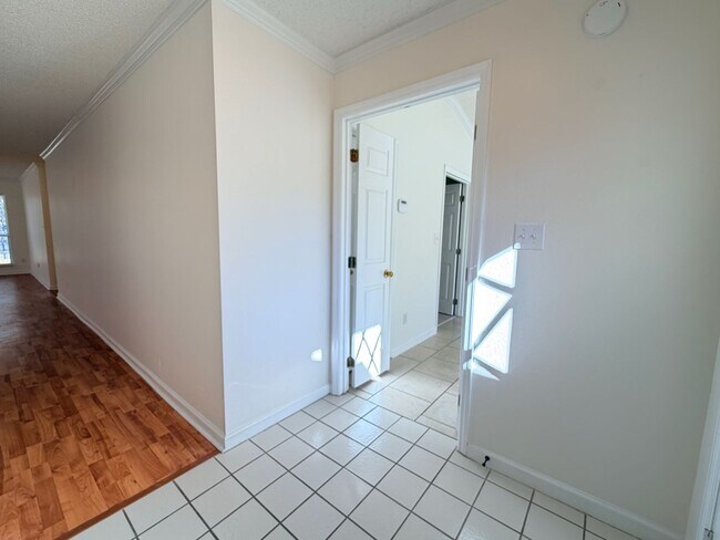 Building Photo - SummerBrooke Home, Plenty of Sunshine, Privacy, & Backyard Space!