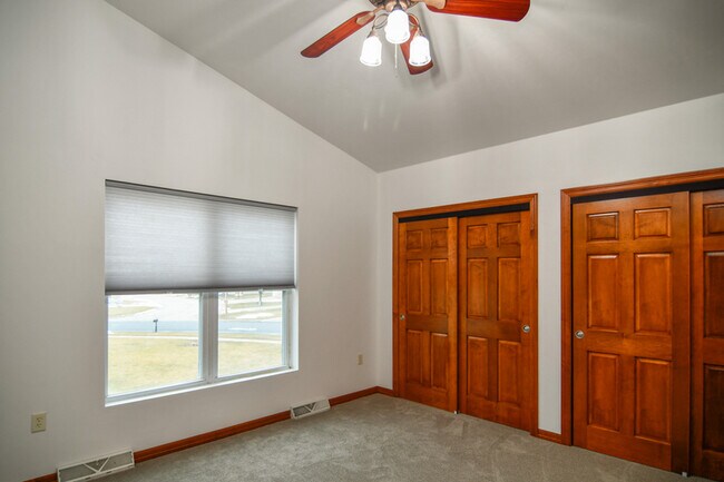 Building Photo - 160 E River Dr