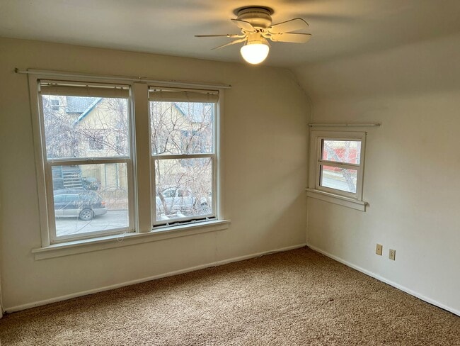 Building Photo - Charming 2 Bed 1 Bath Duplex Located in the Mansion District!