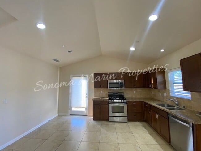 Building Photo - ~ Country Home ~ 2 Bedrooms & 2 Full Bathrooms with Attached Garage ~ Gated Community