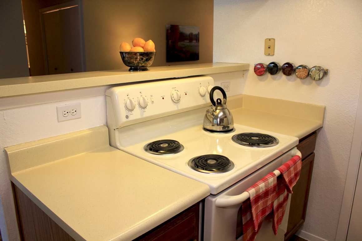 Building Photo - 2000 Cedar Bend Dr