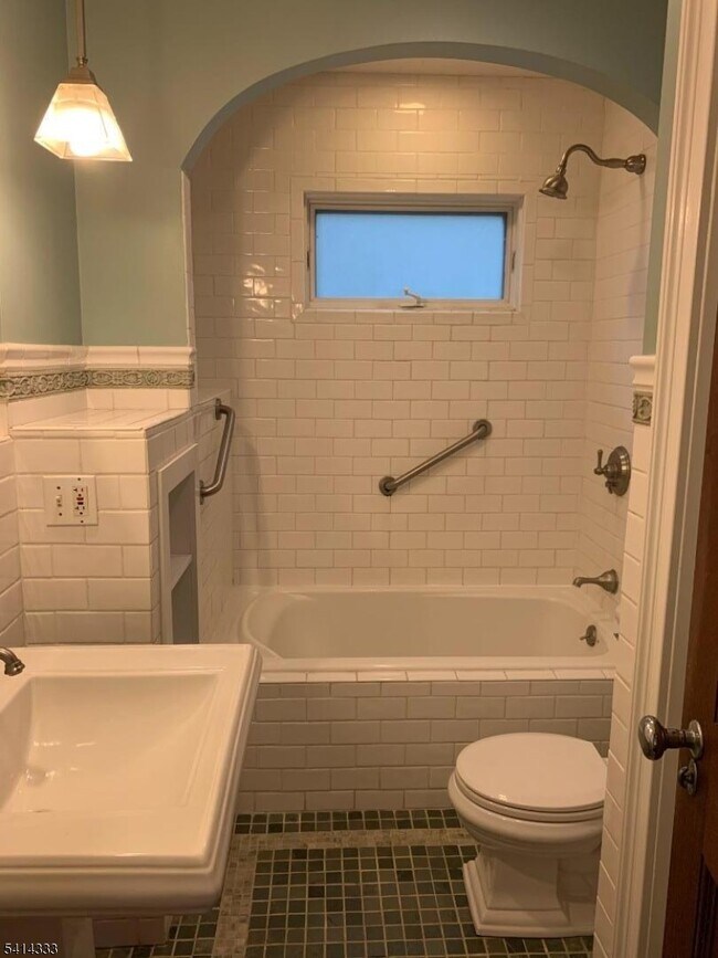 Building Photo - 36 Burnet St