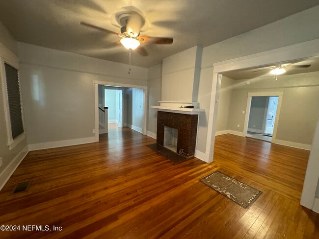 Building Photo - 424 E 6th St