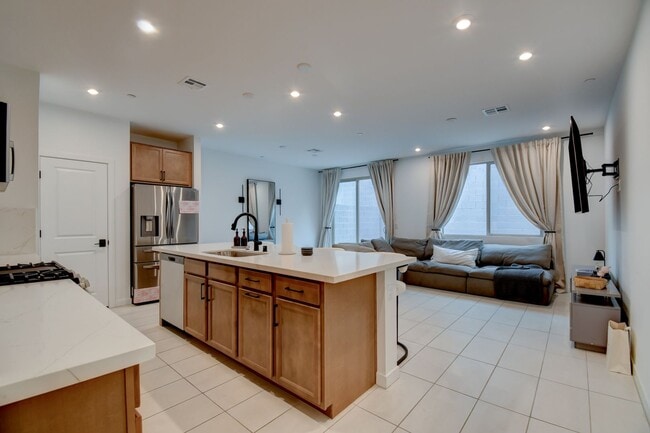 Building Photo - Stunning and Modern Townhome in Skye Canyon