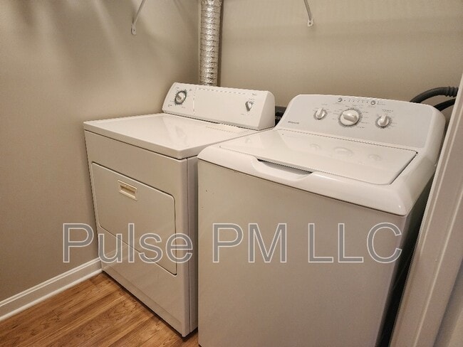 Building Photo - 985 Mistflower Ln