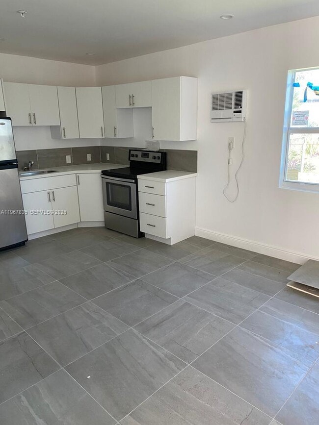 Building Photo - 4023 SW 19th St