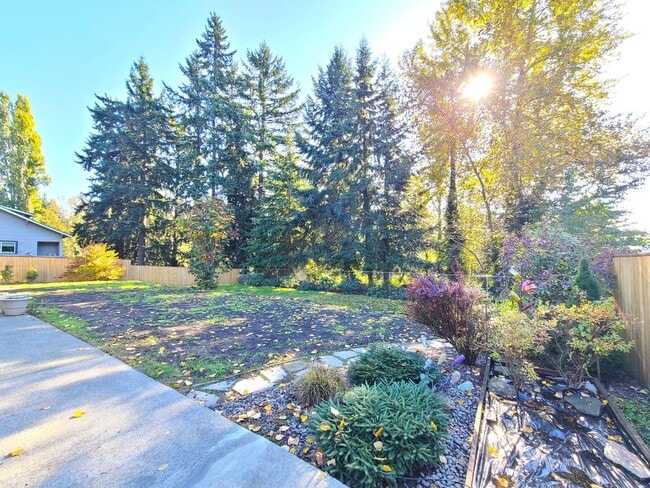 Building Photo - Charming 3Bd/2Ba Kirkland Home with Huge Yard!