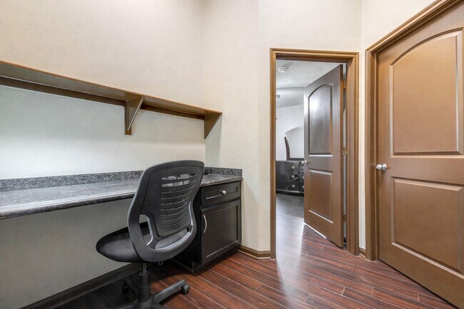 Building Photo - 940 Oak Lynn Dr