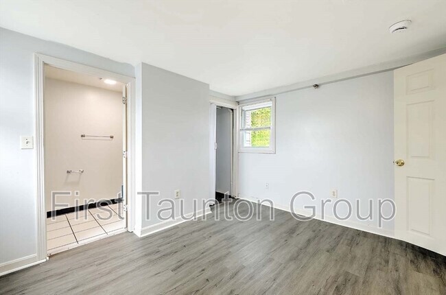 Building Photo - 458 Weir St