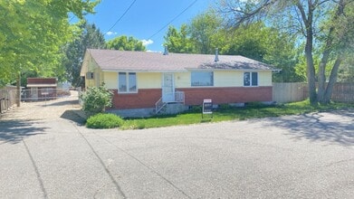 Building Photo - Cozy Farmhouse