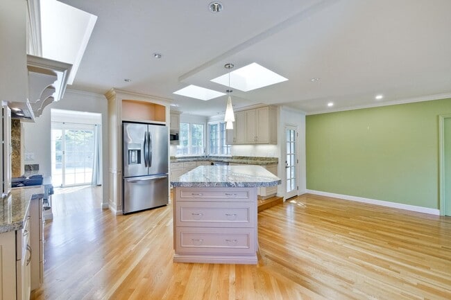 Building Photo - Beautiful 4 bedroom, 3 bath in desirable C...