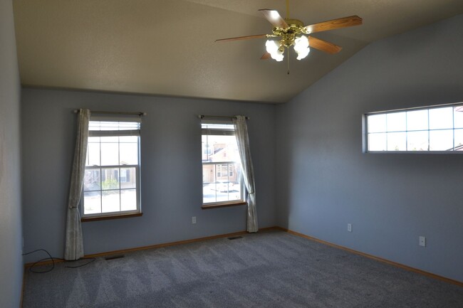Building Photo - 6 Bed, 3.5 Bath Home Available Now!