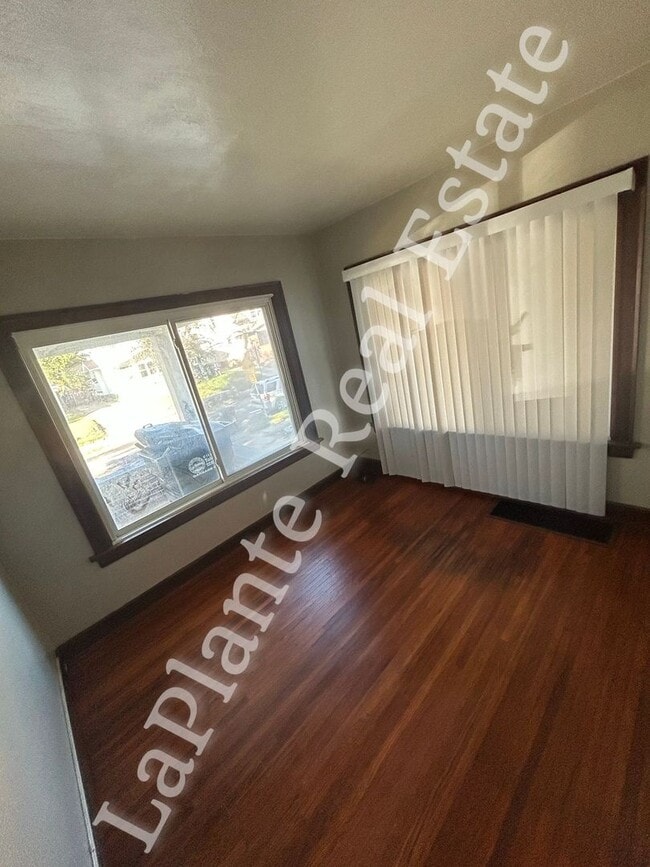 Building Photo - Charming 3-Bedroom Bungalow in Five Points – Perfect Location & Value