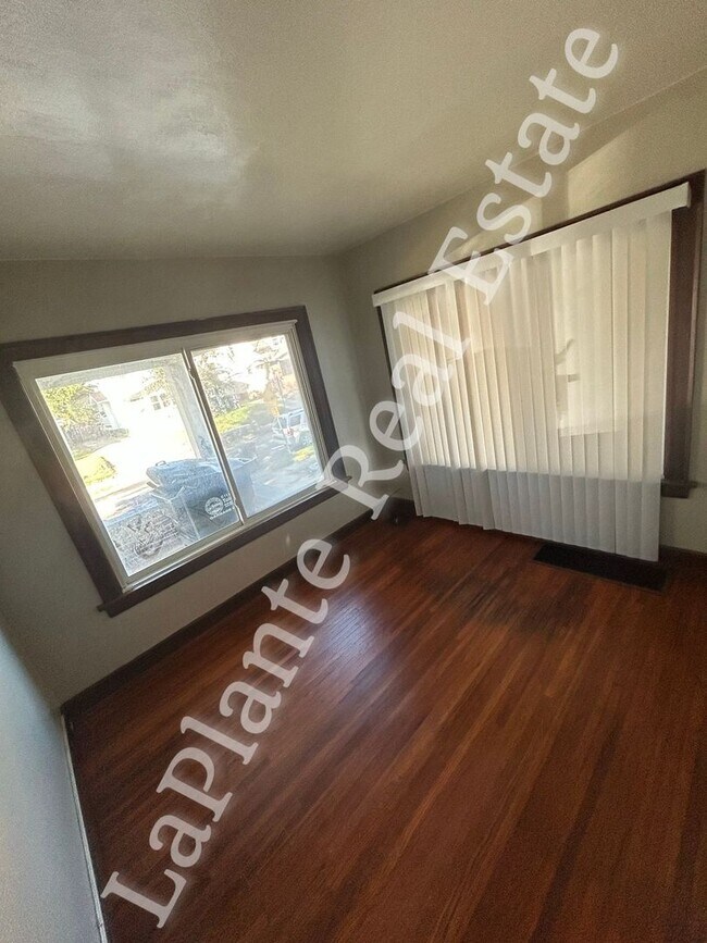 Building Photo - Charming 3-Bedroom Bungalow in Five Points...