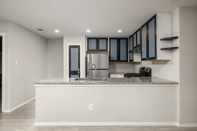 Building Photo - Spacious 4-Bedroom Gem in Schertz