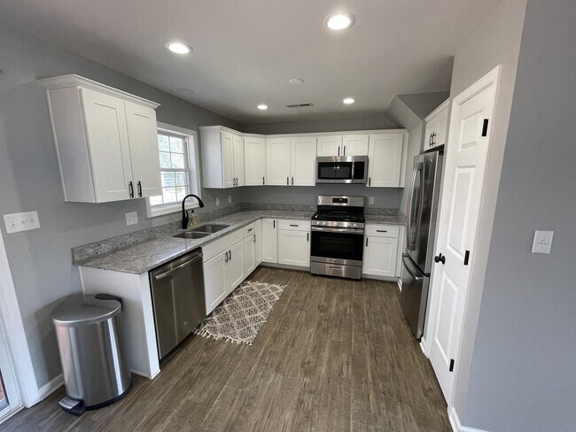 Building Photo - 1331 Middleneck Dr