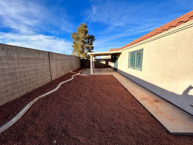 Building Photo - Welcome Home! Charming 3 Bedroom, 2 Bath, ...