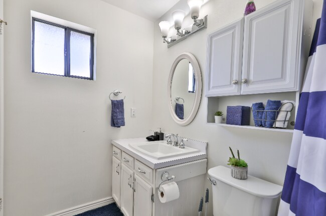 Building Photo - 531 W Del Campo Ave