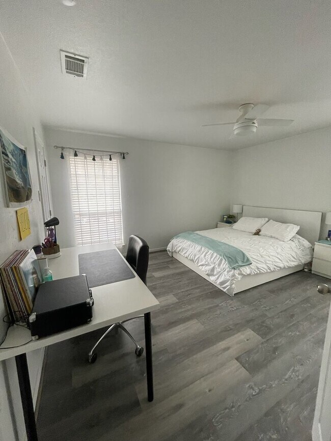 Building Photo - Fully Furnished Baylor Condo
