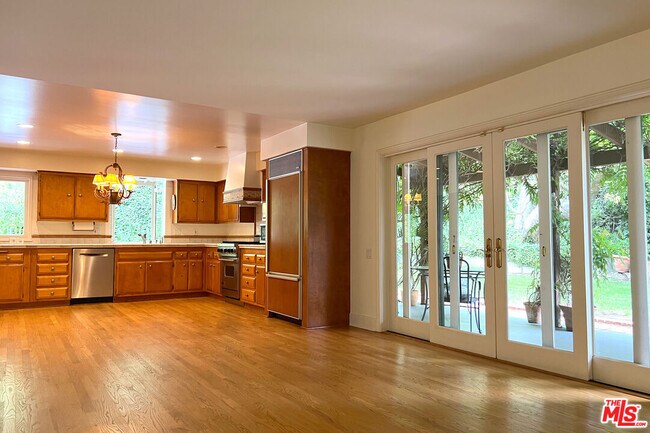 Building Photo - 2325 Banyan Dr