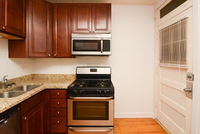 Building Photo - 2242 W Ainslie St