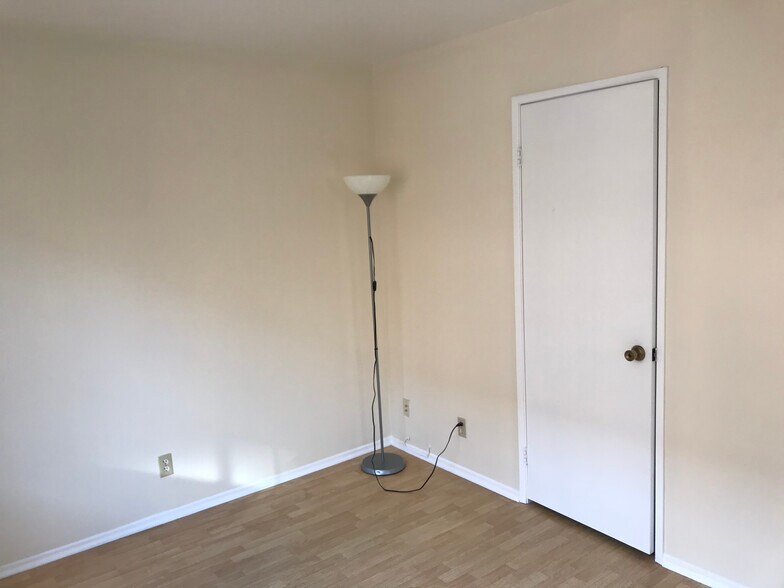 Building Photo - 3101 Plaza del Amo