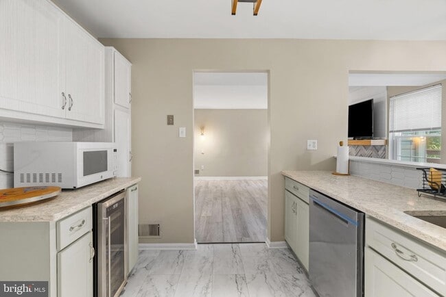 Building Photo - 424 Revere Dr