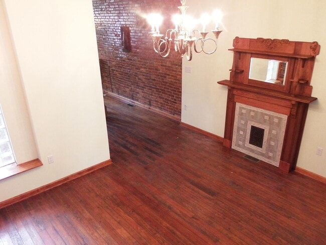 Building Photo - Beautiful Renovated Four bedroom Townhome
