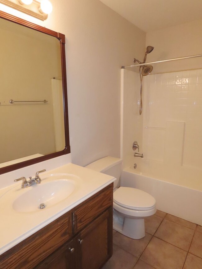 Building Photo - Beautiful 3 Bedroom, 2 Bath Duplex in Lind...
