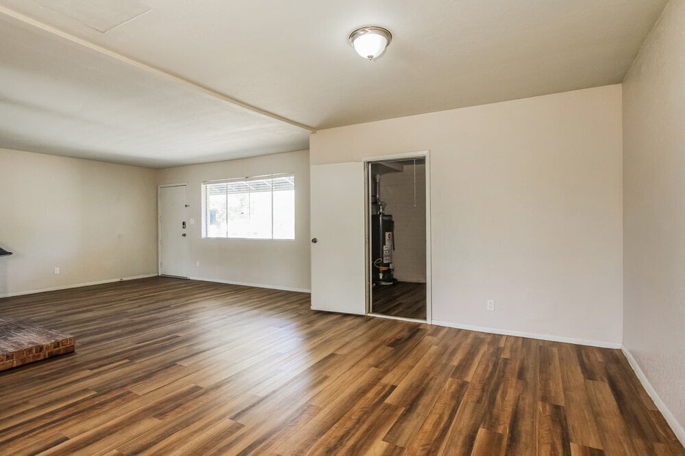 Building Photo - 8037 E Oak St