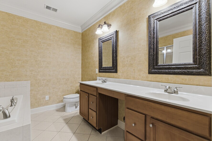 Building Photo - 10421 Rosegate Ct