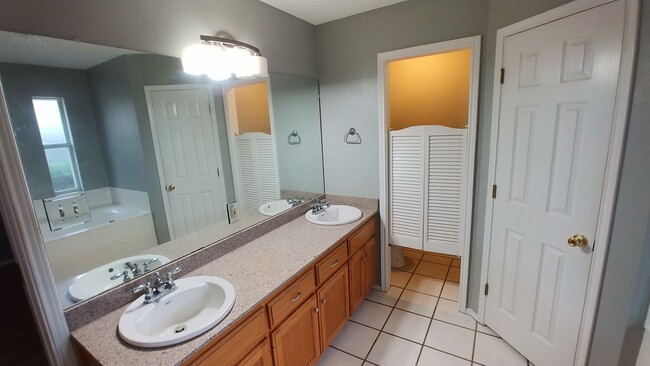 Master Bath - 925 Eagles Nest Dr