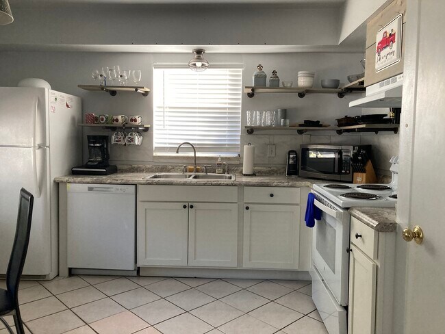 Building Photo - 522 Camino Ct