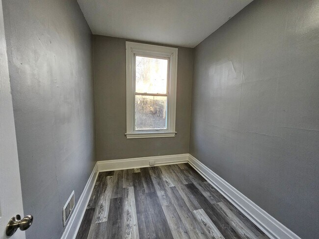 Building Photo - Newly updated 3 bedroom 1 bath apartment in the Northside!