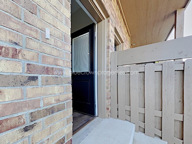 Building Photo - 10738 Park Village Pl