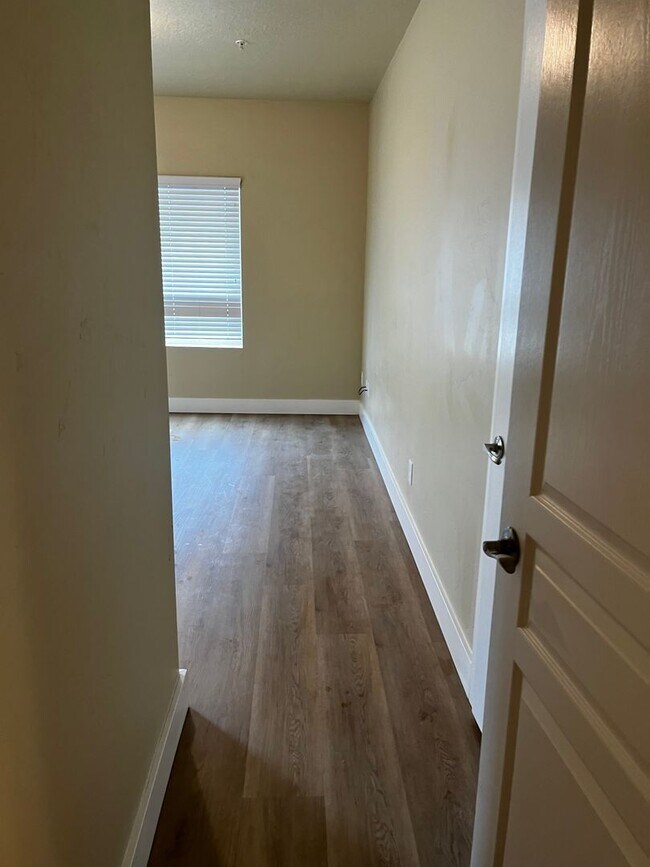 Building Photo - GORGEOUS Downtown Unit!!!