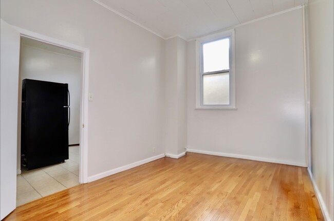 Building Photo - 39 Bowers St