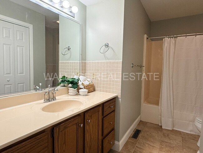 Building Photo - 4 BEDROOM, 3.5 BATHROOM HOME IN BEXHILL!