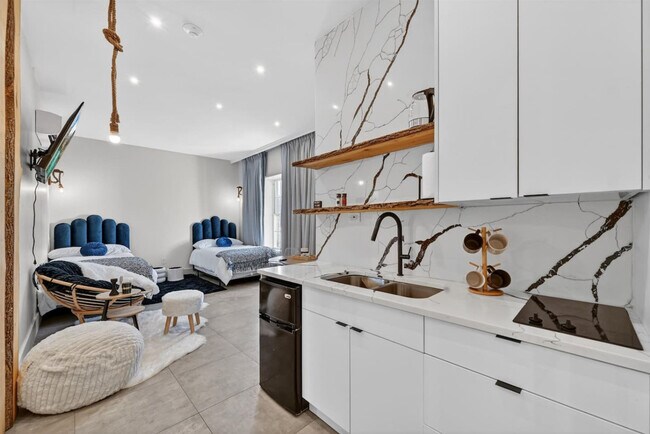 Building Photo - 443 Clove Rd