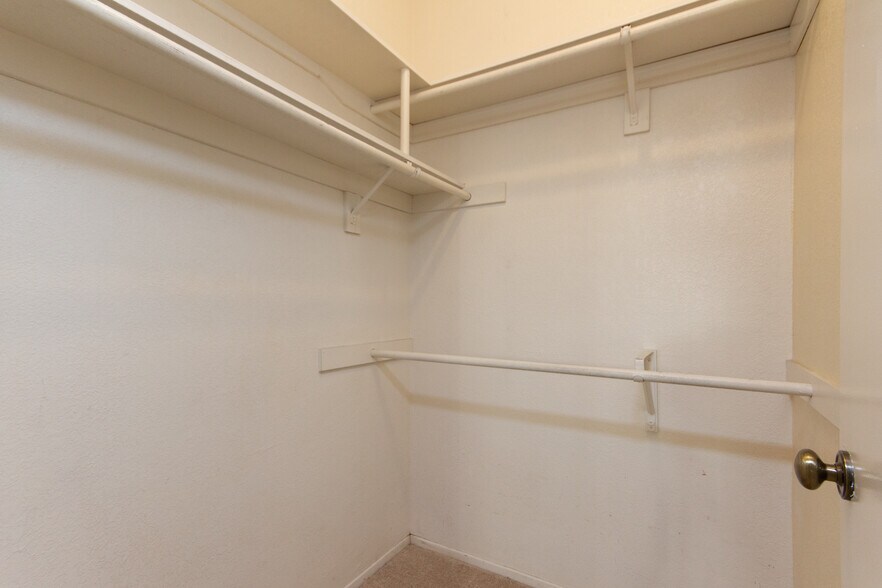 Building Photo - 2218 River Run Dr