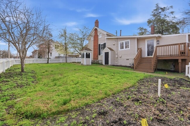 Building Photo - 117 7th Ave N