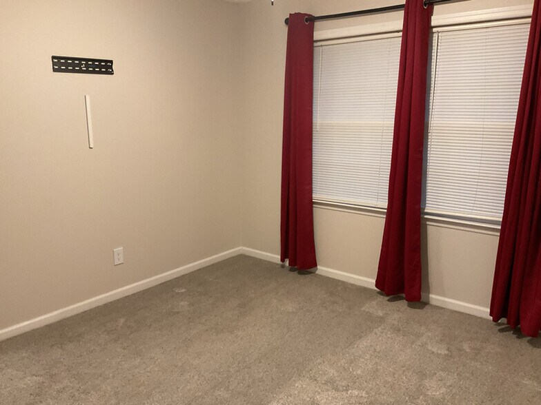 Building Photo - 215 Thornton Dr