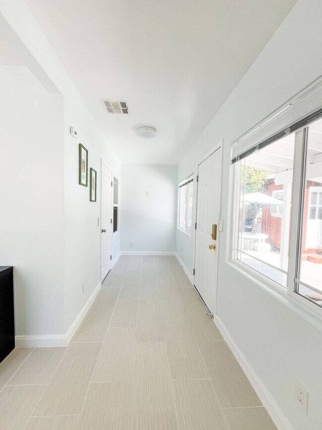 Building Photo - Charming Stand-Alone Home - 3BR/1BA with Parking