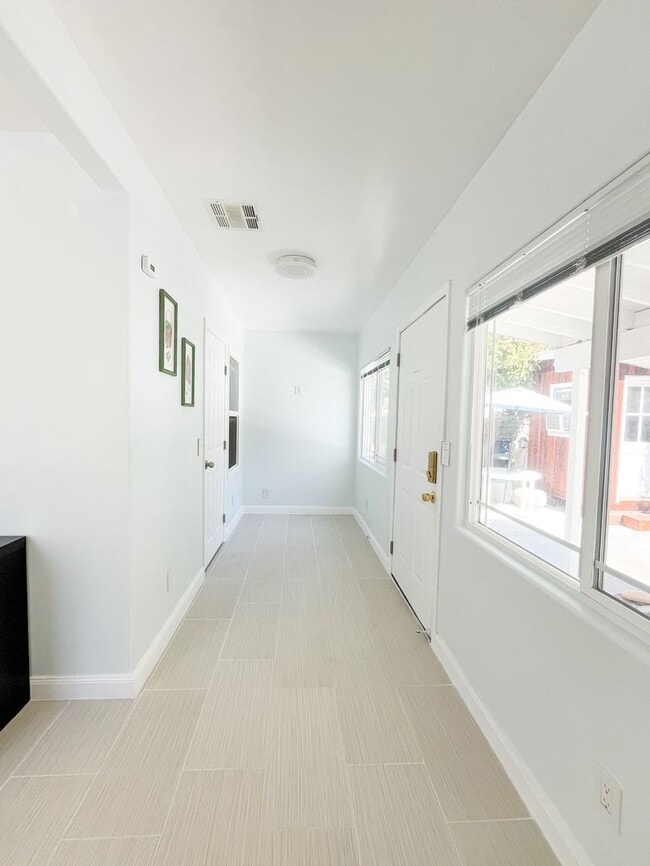 Building Photo - Charming Stand-Alone Home