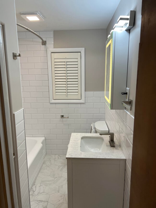 Building Photo - 1240 N Irvington Ave