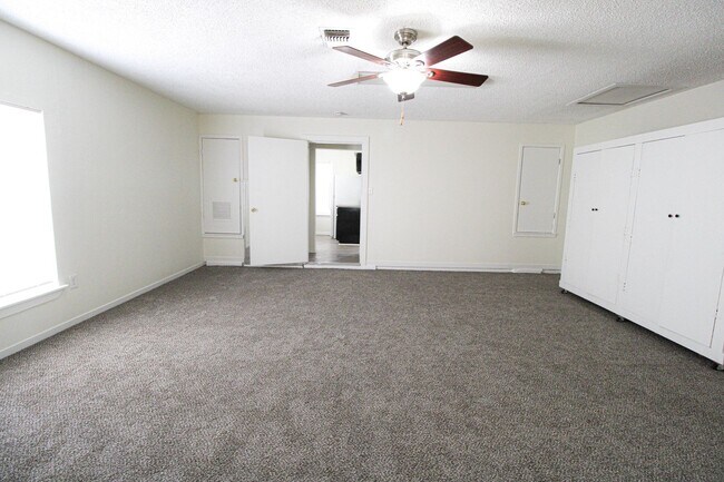 Building Photo - 2729 Christian Dr